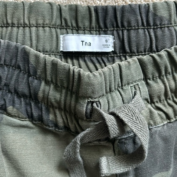 Aritzia TNA camo joggers size small - Picture 3 of 7